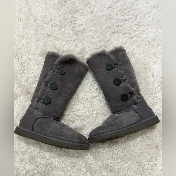 UGG Bailey Triplet Buttons - Grey - Size 8 - Women’s - Picture 1 of 10